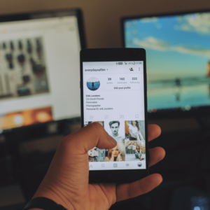 track your social media kpis to measure roi